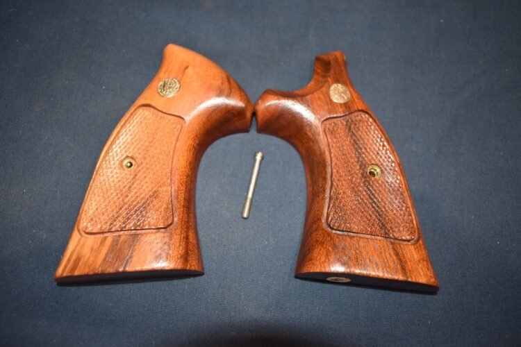 SMITH & WESSON FACTORY K FRAME TARGET GRIPS KCT33