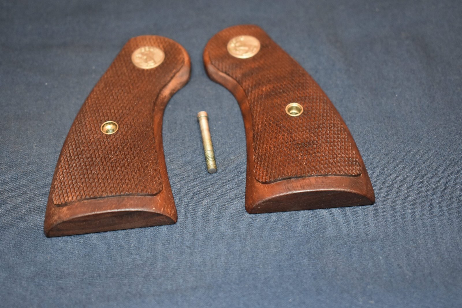 COLT FACTORY SHOOTING MASTER WOOD GRIPS CSMFW1 - Image 3